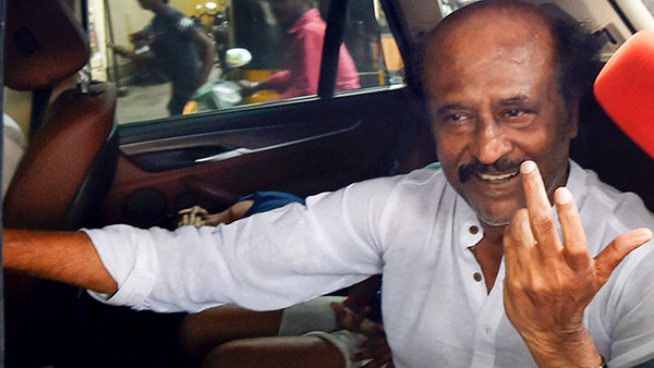 திடீரென வைரலாகும் சூப்பர் ஸ்டாரின் பழைய புகைப்படம்... அவரு பக்கத்துல இருக்க சொகுசு காரோட விலை, சிறப்புகள் என்ன தெரியுமா?