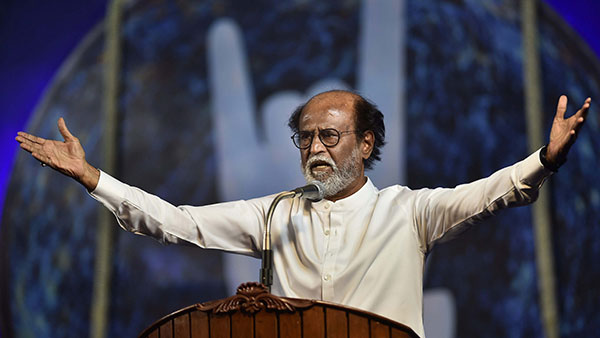 திடீரென வைரலாகும் சூப்பர் ஸ்டாரின் பழைய புகைப்படம்... அவரு பக்கத்துல இருக்க சொகுசு காரோட விலை, சிறப்புகள் என்ன தெரியுமா?