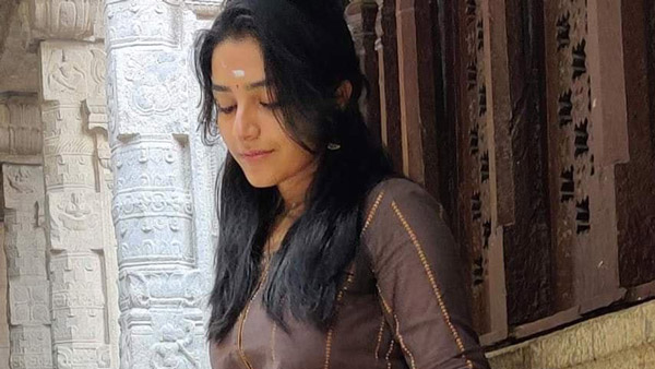 வளர்ப்பு நாயுடன் வந்து புதிய காரை வாங்கிய நடிகை... யார் அவர்? என்ன விலையில் காரை வாங்கியிருக்கார்னு தெரியுமா?
