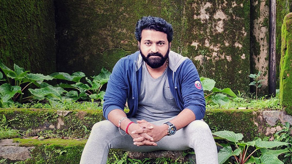 கன்னட நடிகர்களின் நெகிழ்ச்சியான செயல்... ஒரு நடிகரை மகிழ்விக்க இன்னொரு நடிகர் செய்த காரியம்... என்ன தெரியுமா?