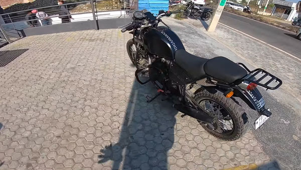 ராயல் என்பீல்டு ஹிமாலயன் பைக்கில் இரு எக்ஸாஸ்ட் குழாய்களை பார்த்துள்ளீர்களா? இங்க பாருங்க...