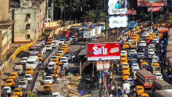 கடுமையான போக்குவரத்து நெரிசலில் சிக்கி கொண்ட ஆம்புலன்ஸ்... காவலர்கள் செய்த காரியத்திற்கு குவியும் பாராட்டு...