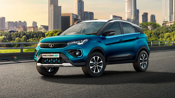 டாடா நெக்ஸான் எலெக்ட்ரிக் காரில் மும்பை-டூ-டெல்லி சென்று வந்த இளம் தம்பதி