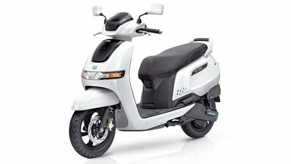 விற்பனையில் வெற்றிநடைப்போடும் பஜாஜ் சேத்தக் எலக்ட்ரிக் ஸ்கூட்டர்!! டிவிஎஸ் ஐக்யூப்-ஐ மீண்டும் முந்தியது