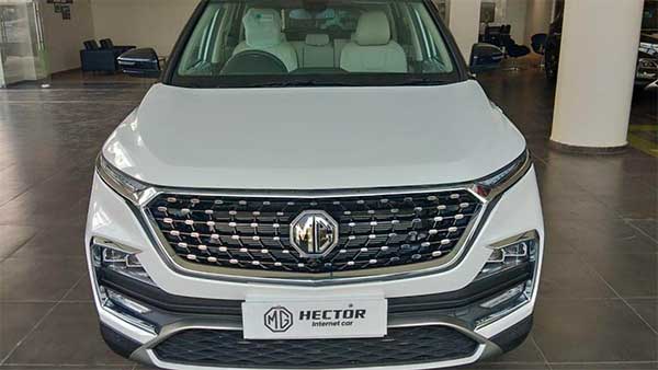 ஷோரூமில் கம்பீரமாக காட்சிதந்த 2021 எம்ஜி ஹெக்டர் ஃபேஸ்லிஃப்ட் கார்!! தோற்றம் ஆளை மயக்குகிறது..