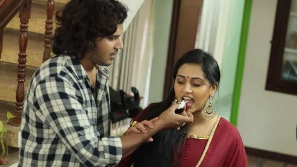ரொம்ப நாள் காத்திருந்து புதிய காரை வாங்கிய மாலையாள நடிகை... அப்படி என்ன காருங்க அது?.. வாங்க பார்க்கலாம்!