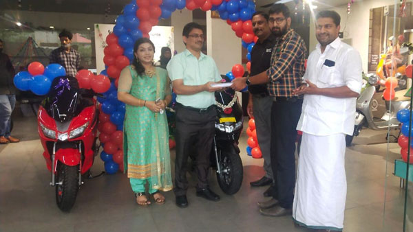 ஏப்ரிலியா எஸ்எக்ஸ்ஆர்160 மேக்ஸி ஸ்கூட்டரின் டெலிவரி தொடங்கியது... வாடிக்கையாளர்கள் உற்சாகம்...
