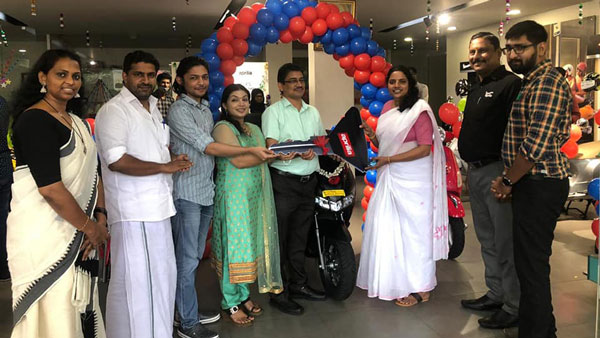 ஏப்ரிலியா எஸ்எக்ஸ்ஆர்160 மேக்ஸி ஸ்கூட்டரின் டெலிவரி தொடங்கியது... வாடிக்கையாளர்கள் உற்சாகம்...