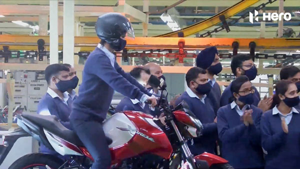 சரவெடி கொளுத்தப் போகும் ஹீரோ நிறுவனம்... 50 புதிய இருசக்கர வாகனங்களை களமிறக்க மெகா திட்டம்!