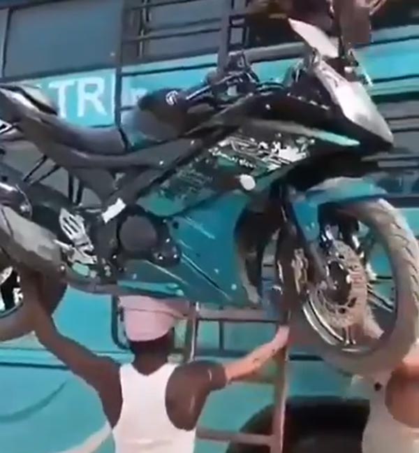நிஜ பாகுபலியா? வறுமையின் அடையாளமா? தலையில் பைக்கை சுமந்தபடி பஸ்ஸின் மீது ஏறிய தொழிலாளி... வீடியோ