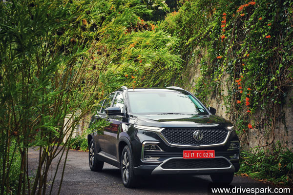 ஷோரூமில் கம்பீரமாக காட்சிதந்த 2021 எம்ஜி ஹெக்டர் ஃபேஸ்லிஃப்ட் கார்!! தோற்றம் ஆளை மயக்குகிறது..