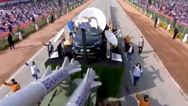 உள்ளூர் பொருட்களுக்கு குரல் கொடுப்போம்... குடியரசு தின விழாவில் கெத்து காட்டிய டாடா நெக்ஸான் எலெக்ட்ரிக் கார்