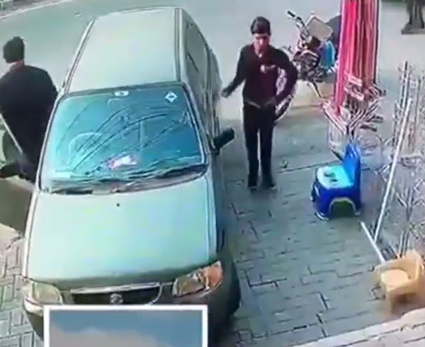 காருக்குள் இருந்த பையை லாவகமாக திருடிய இளைஞர்... சிசிடிவி கேமிராவில் பதிவான ஷாக் வீடியோ!.. இத பார்த்தாவது உசாரா இருந்துக்கோங்க!