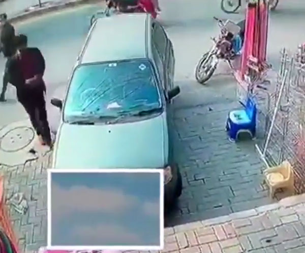 காருக்குள் இருந்த பையை லாவகமாக திருடிய இளைஞர்... சிசிடிவி கேமிராவில் பதிவான ஷாக் வீடியோ!.. இத பார்த்தாவது உசாரா இருந்துக்கோங்க!