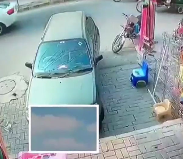 காருக்குள் இருந்த பையை லாவகமாக திருடிய இளைஞர்... சிசிடிவி கேமிராவில் பதிவான ஷாக் வீடியோ!.. இத பார்த்தாவது உசாரா இருந்துக்கோங்க!