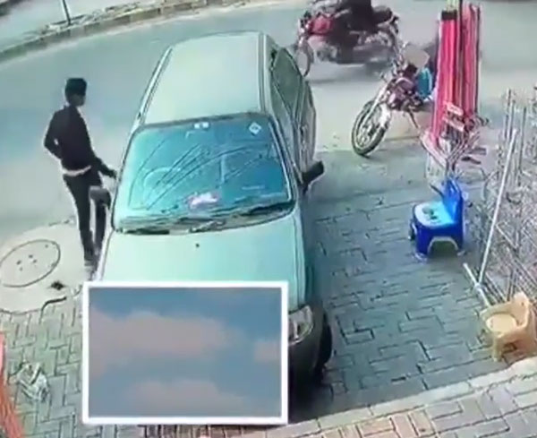 காருக்குள் இருந்த பையை லாவகமாக திருடிய இளைஞர்... சிசிடிவி கேமிராவில் பதிவான ஷாக் வீடியோ!.. இத பார்த்தாவது உசாரா இருந்துக்கோங்க!