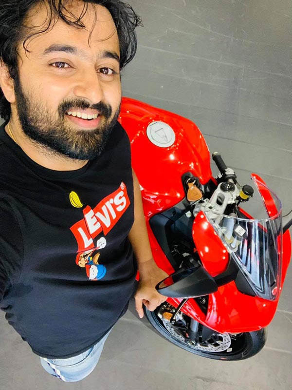 பல்சரை பயன்படுத்தி வந்த நடிகர்! இப்போ என்ன பைக்கை வாங்கியிருக்காரு பாருங்க... இதோட வில தலையை சுத்த வைக்குது!