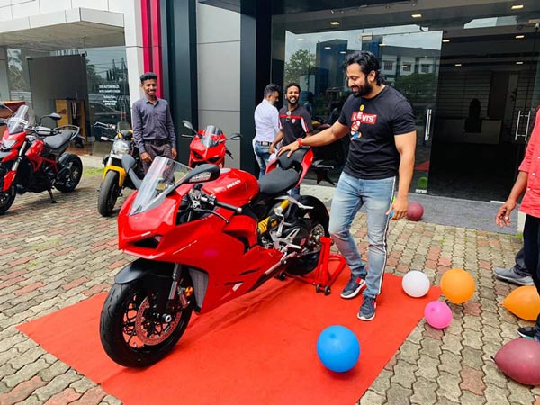 பல்சரை பயன்படுத்தி வந்த நடிகர்! இப்போ என்ன பைக்கை வாங்கியிருக்காரு பாருங்க... இதோட வில தலையை சுத்த வைக்குது!