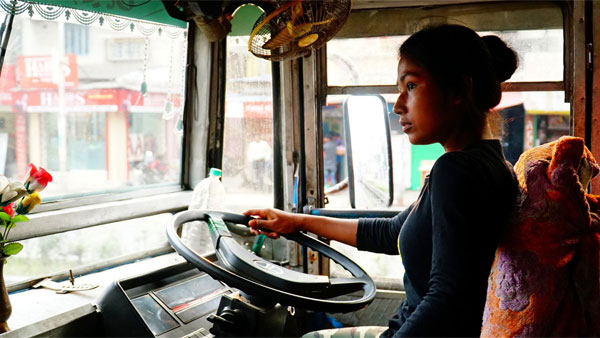 8 வயதிலேயே ஸ்டியரிங் வீலை பிடித்த கைகள்... 22 வயதில் கொல்கத்தா சாலைகளை தெறிக்க விடும் கல்பனா மாண்டல்!