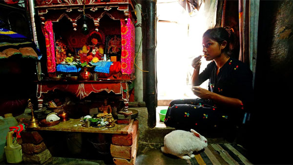 8 வயதிலேயே ஸ்டியரிங் வீலை பிடித்த கைகள்... 22 வயதில் கொல்கத்தா சாலைகளை தெறிக்க விடும் கல்பனா மாண்டல்!