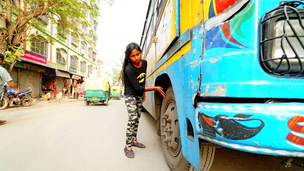 8 வயதிலேயே ஸ்டியரிங் வீலை பிடித்த கைகள்... 22 வயதில் கொல்கத்தா சாலைகளை தெறிக்க விடும் கல்பனா மாண்டல்!