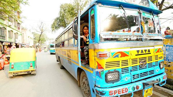 8 வயதிலேயே ஸ்டியரிங் வீலை பிடித்த கைகள்... 22 வயதில் கொல்கத்தா சாலைகளை தெறிக்க விடும் கல்பனா மாண்டல்!
