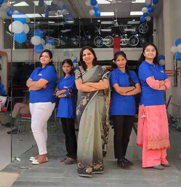 ஆண்களுக்கு இங்கு இடமில்லை... முழுக்க முழுக்க பெண்களால் மட்டுமே இயங்கும் ஷோரூம்... பிரபல நிறுவனம் அதிரடி!