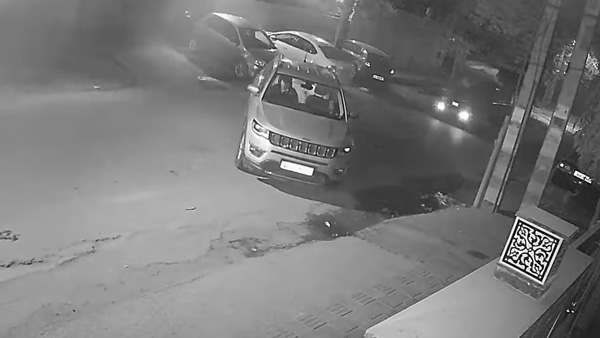 வீட்டிற்கு வெளியே நின்ற கார் திருட்டு... கண்டுபிடிக்க உதவி செய்தால் எவ்வளவு லட்சம் பரிசாக கிடைக்கும் தெரியுமா?