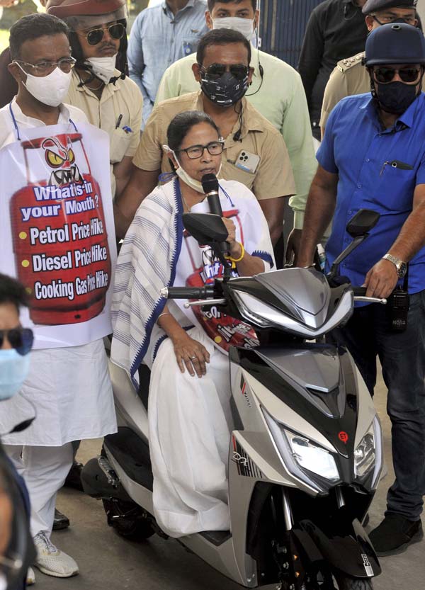 ஸ்கூட்டரின் பின்னால் அமர்ந்து தலைமை செயலகம் வந்த மேற்கு வங்க முதல்வர் மம்தா பானர்ஜி... ஏன் தெரியுமா?