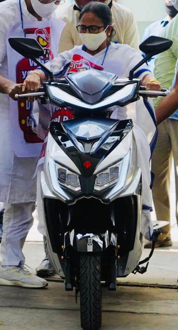 ஸ்கூட்டரின் பின்னால் அமர்ந்து தலைமை செயலகம் வந்த மேற்கு வங்க முதல்வர் மம்தா பானர்ஜி... ஏன் தெரியுமா?