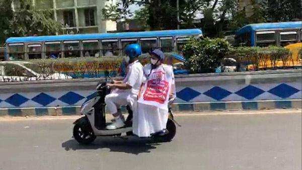 ஸ்கூட்டரின் பின்னால் அமர்ந்து தலைமை செயலகம் வந்த மேற்கு வங்க முதல்வர் மம்தா பானர்ஜி... ஏன் தெரியுமா?