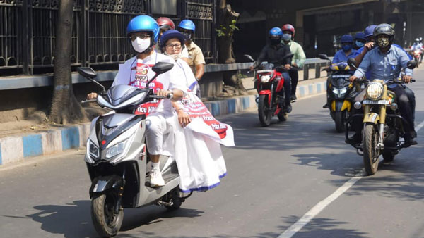 ஸ்கூட்டரின் பின்னால் அமர்ந்து தலைமை செயலகம் வந்த மேற்கு வங்க முதல்வர் மம்தா பானர்ஜி... ஏன் தெரியுமா?