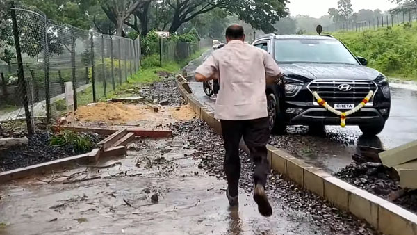 முகத்துல அப்படி ஒரு சந்தோஷம்... ஹூண்டாய் கிரெட்டாவை பரிசளித்து தந்தையை திக்குமுக்காட வைத்த மகன்...
