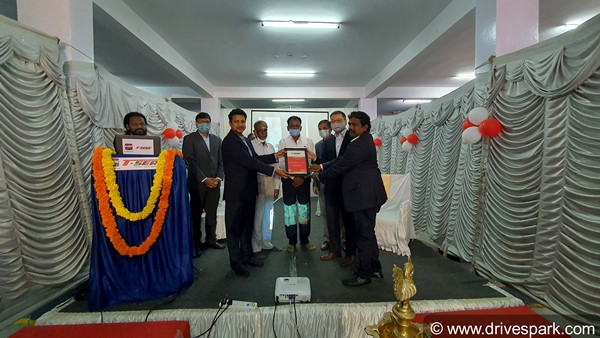 பெங்களூருவில் புதிய கார் சேவையை துவங்கியது டொயோட்டா!! அனைத்து பிராண்ட் கார்களுக்கும் சேவை...