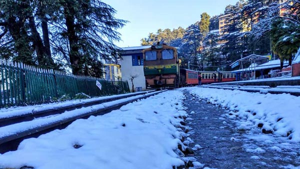 ஒற்றை பெண்ணுக்காக முழு வேகத்தில் இயங்கிய ரயில்... வடகிழக்கு ரயில்வேதுறையின் சபாஷ் செயல்... என்ன தெரியுமா?