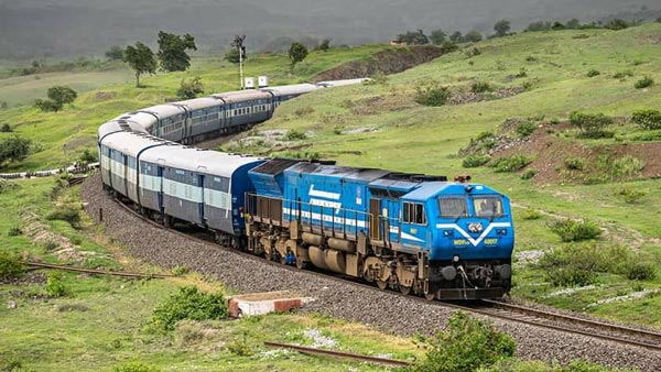 ஒற்றை பெண்ணுக்காக முழு வேகத்தில் இயங்கிய ரயில்... வடகிழக்கு ரயில்வேதுறையின் சபாஷ் செயல்... என்ன தெரியுமா?