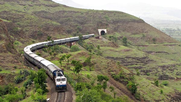 ஒற்றை பெண்ணுக்காக முழு வேகத்தில் இயங்கிய ரயில்... வடகிழக்கு ரயில்வேதுறையின் சபாஷ் செயல்... என்ன தெரியுமா?