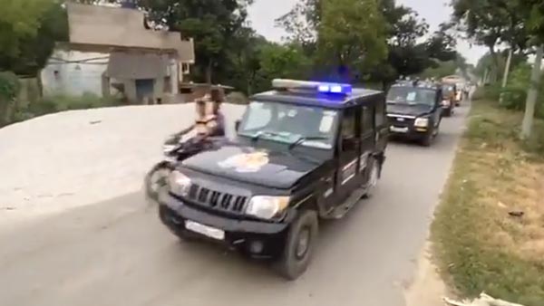 உத்தரவிட்ட பாஜக அமைச்சர்... 4 மணி நேரம் சிறைபிடிக்கப்பட்ட சுற்றுலாப் பயணிகள்... ஏன் தெரிஞ்சா கடுப்பாய்ருவீங்க!