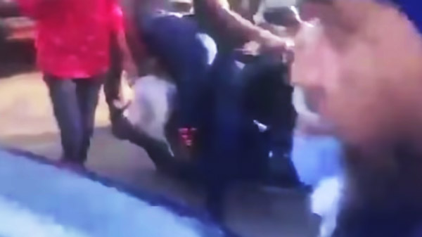 விவசாயிகள் போராட்டத்துக்கு கருத்து சொல்லுங்க... பிரபல நடிகரின் காரை மறித்து ரணகளப்படுத்திய மனிதர்...