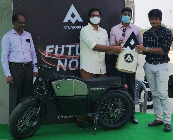 வெறும் ரூ.50,000 மட்டுமே... ஹைதராபாத்தில் டெலிவிரி துவங்கியது ஆட்டம் 1.0 எலக்ட்ரிக் பைக்!!