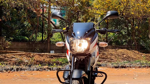 பல்சர் 150 பைக்கை இந்த நிறத்தில் நிச்சயமாக பார்த்திருக்க மாட்டீர்கள்!! விரைவில் விற்பனைக்கு வருகிறதாம்...