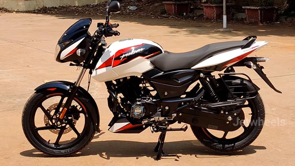 பல்சர் 150 பைக்கை இந்த நிறத்தில் நிச்சயமாக பார்த்திருக்க மாட்டீர்கள்!! விரைவில் விற்பனைக்கு வருகிறதாம்...
