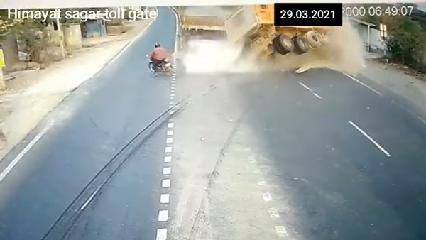 மயிரிழையில் உயிர் தப்பிய பைக் ஓட்டுனர்- லாரி வந்த வேகத்திற்கு மோதி இருந்தால்... நினைத்து கூட பார்க்க முடியல...