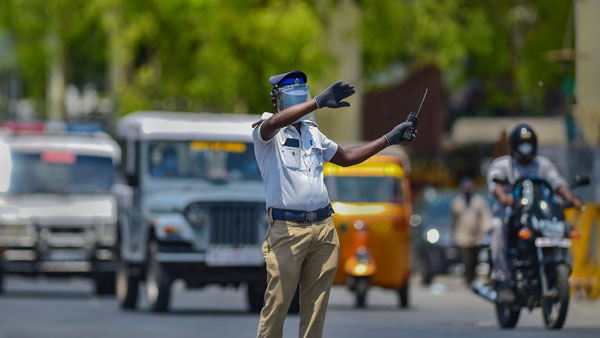 சிக்னல் கம்பத்திற்கு மரியாதை செலுத்திய பெங்களூரு போலீஸார்... இந்த கம்பத்திற்கு பின்னால் இப்படி ஒரு வரலாறா?..