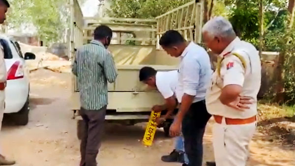 மதுபானங்களை ஒளித்து வைத்த ரகசிய அறை... திரை படங்களில்கூட இப்படி நடந்து இருக்குமா தெரியல? என்னமா யோசிக்கிராங்க...