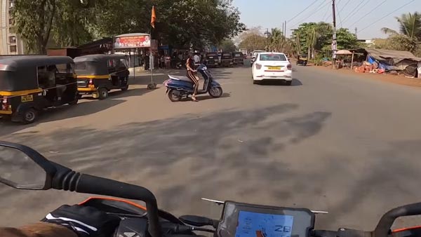 ரொம்ப மோசம்! தப்பு பண்ணிட்டு நடுவிரலை காட்டிய இளம்பெண்... பதிலுக்கு இளைஞர் என்ன செய்தார் தெரியுமா?