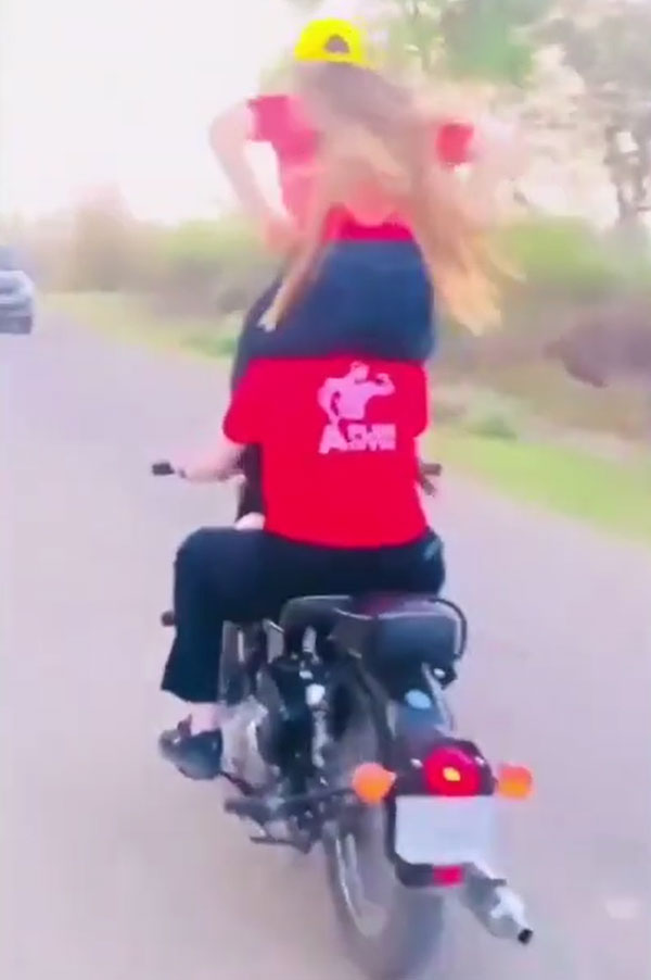 பொது சாலையில் இரண்டு பெண்கள் செய்த காரியம்... வீடியோவை பார்த்து ஷாக் ஆன உத்தர பிரதேச போலீஸ்...