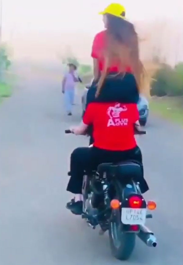 பொது சாலையில் இரண்டு பெண்கள் செய்த காரியம்... வீடியோவை பார்த்து ஷாக் ஆன உத்தர பிரதேச போலீஸ்...