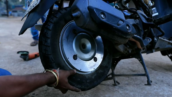 பெட்ரோல் விலை உயர்வில் இருந்து தப்பிக்க இப்படி ஒரு வாகனமே இப்போ தேவ... இது பெட்ரோலால் மட்டுமல்ல பேட்டரியிலும் ஓடும்...