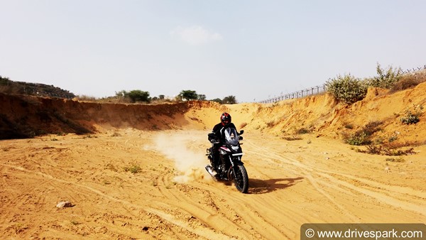 பிரீமியம் வசதிகள் இல்லாவிட்டாலும் கொடுக்கும் பணத்திற்கு மதிப்பு வாய்ந்த பைக்... ஹோண்டா சிபி500எக்ஸ் ரிவியூ!